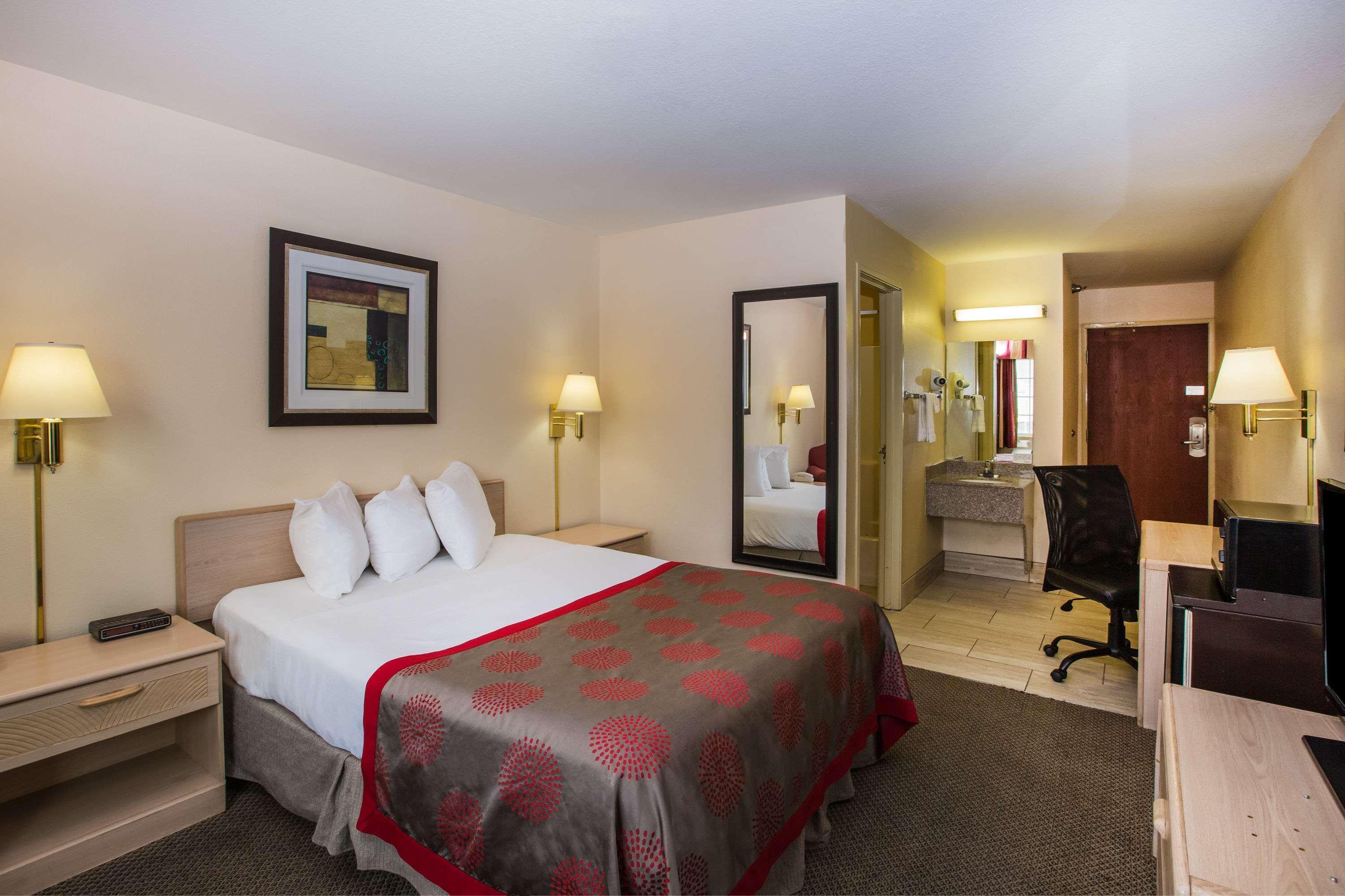 Ramada By Wyndham Sioux Falls Exterior photo